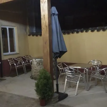 Canarios بيت شباب Calzadilla de la Cueza